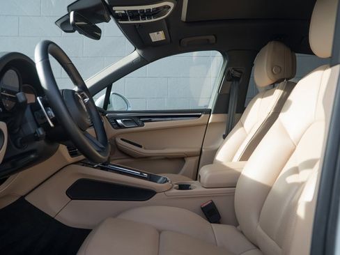 Certified 2023 Porsche Macan Turbo image 17