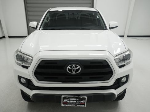 Used 2017 Toyota Tacoma SR5 w/ Tow Package RWD image 2