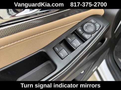 Used 2023 Chevrolet Traverse Premier FWD image 17
