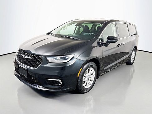 Used 2023 Chrysler Pacifica Touring-L image 3