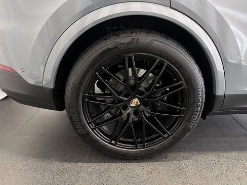 Used 2024 Porsche Cayenne Coupe image 9