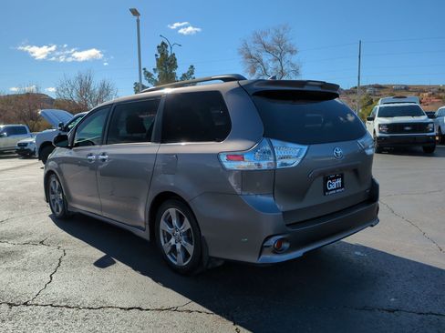 Used 2018 Toyota Sienna SE image 6