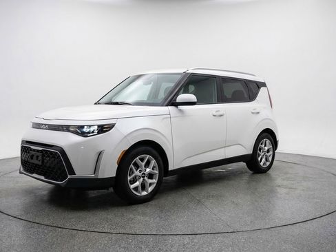 Used 2025 Kia Soul LX w/ LX Technology Package FWD image 3
