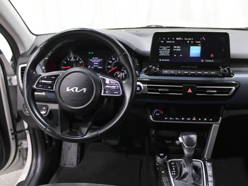 Used 2023 Kia Seltos S w/ Navigation Package image 2