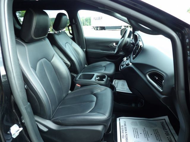 Used 2025 Chrysler Pacifica Select FWD image 19