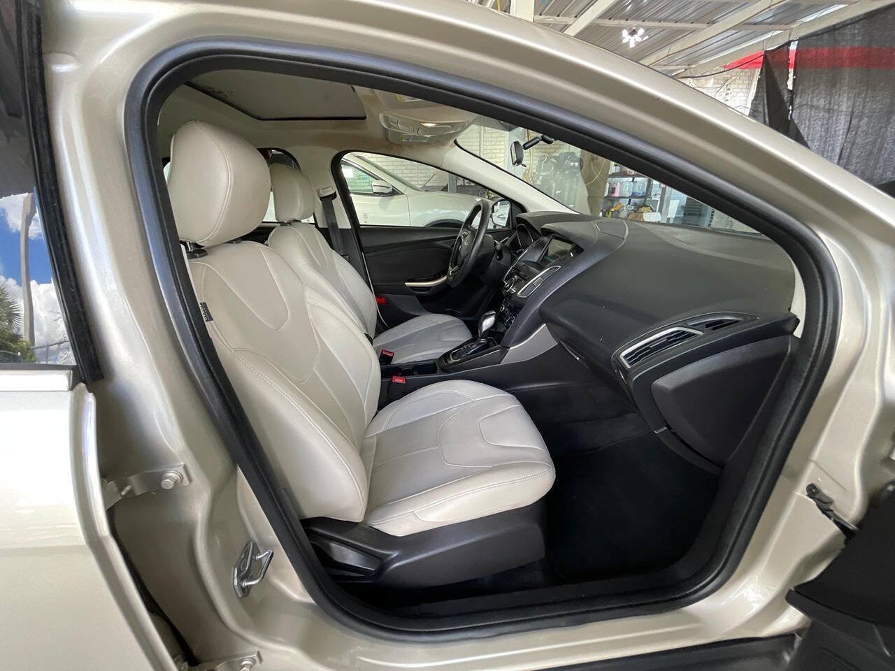 Used 2018 Ford Focus Titanium FWD image 17