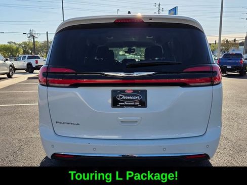 Used 2024 Chrysler Pacifica Touring-L FWD image 6
