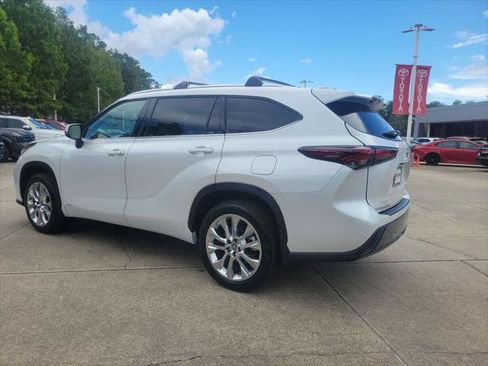 Certified 2026 Toyota Highlander Limited AWD/4WD image 3