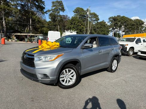 Used 2014 Toyota Highlander LE image 2