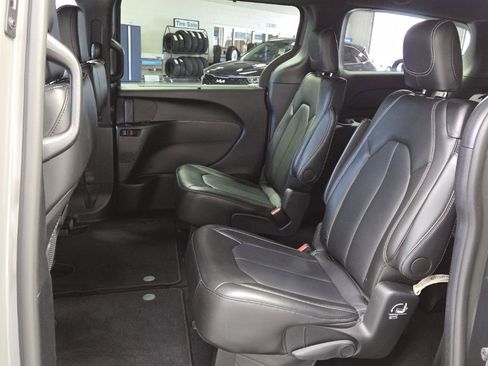 Used 2025 Chrysler Pacifica Select FWD image 26