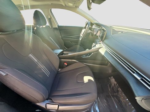 Used 2025 Hyundai Elantra SEL image 31