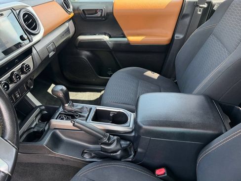 Used 2017 Toyota Tacoma SR5 AWD/4WD image 12