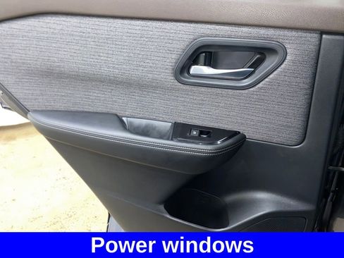 Used 2023 Nissan Rogue SV image 9