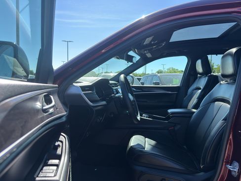 Used 2024 Jeep Grand Cherokee L Limited w/ Luxury Tech Group II AWD/4WD image 11