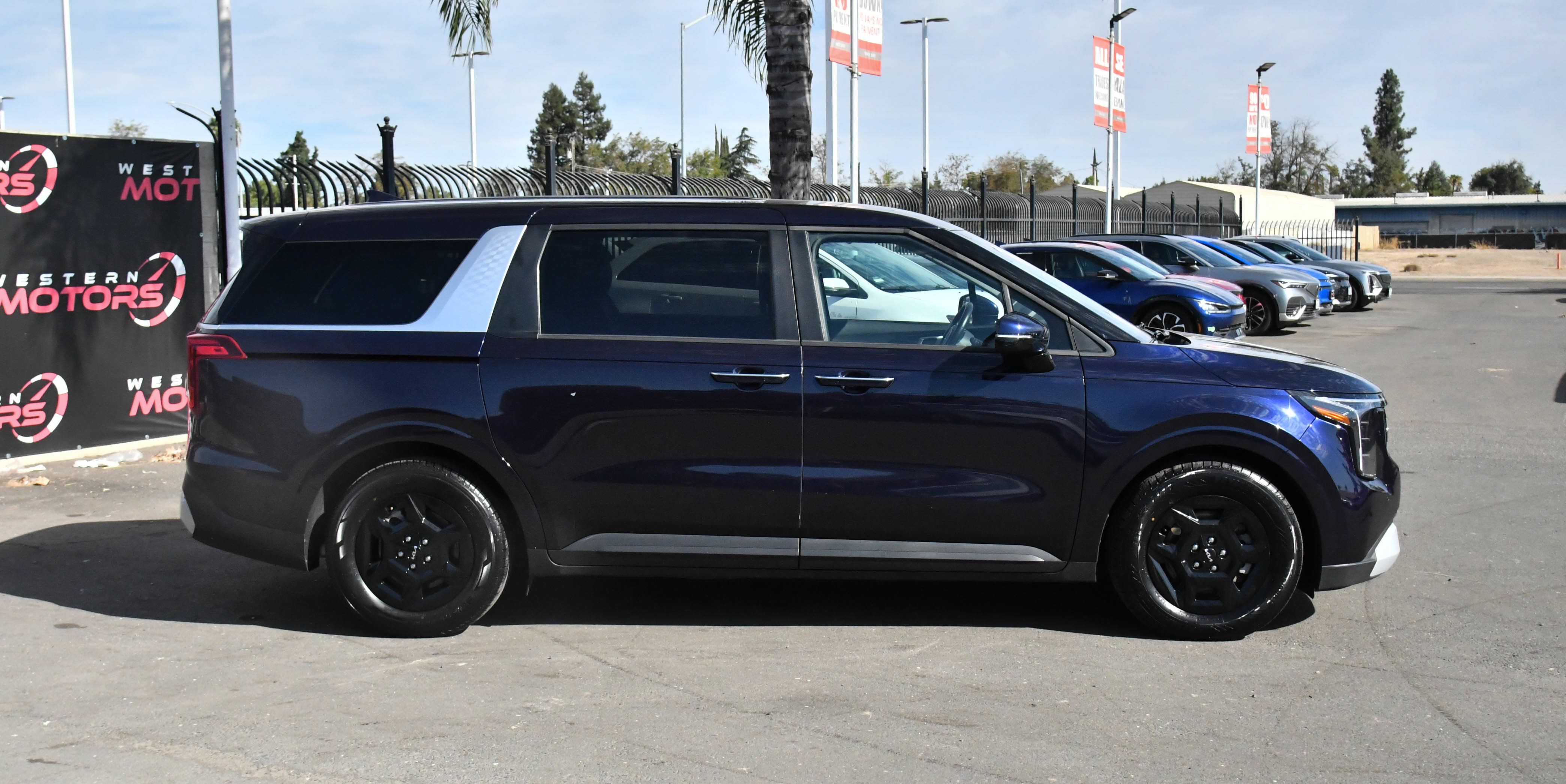 Used 2025 Kia Carnival FWD image 9