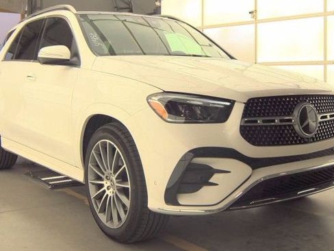 Used 2025 Mercedes-Benz GLE 450 4MATIC w/ AMG Line Exterior image 3