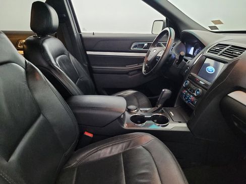 Used 2017 Ford Explorer XLT w/ Equipment Group 201A AWD/4WD image 21