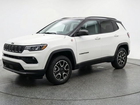 Used 2025 Jeep Compass Trailhawk AWD/4WD image 3