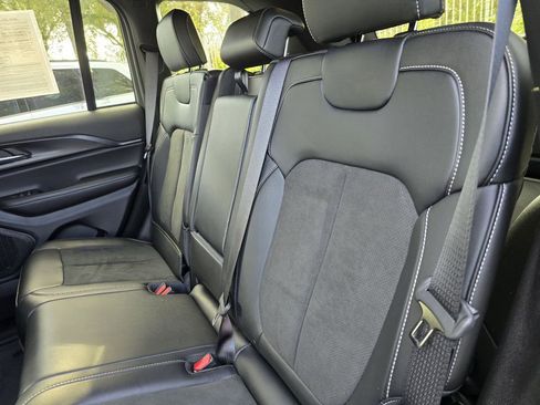 Used 2025 Jeep Grand Cherokee Altitude image 10