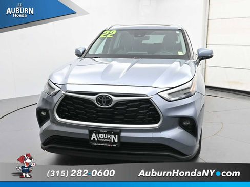 Used 2022 Toyota Highlander XLE AWD/4WD image 3