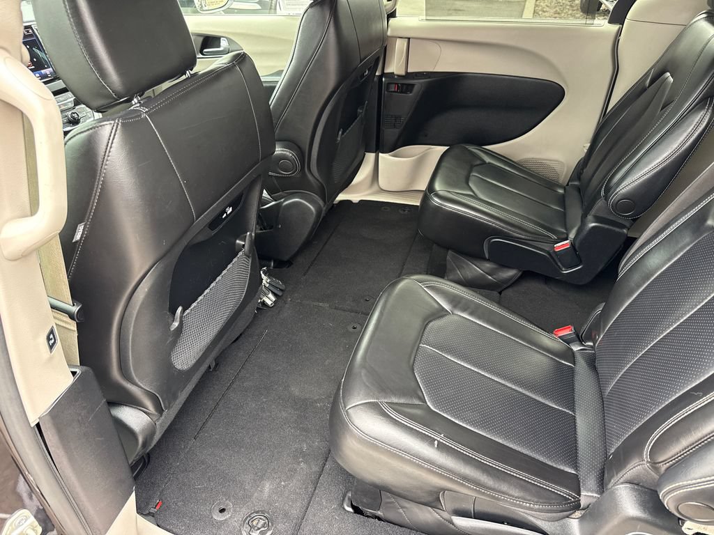 Used 2023 Chrysler Pacifica Touring-L FWD image 23