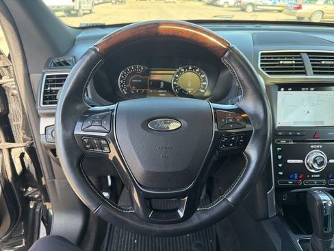 Used 2017 Ford Explorer Platinum image 19