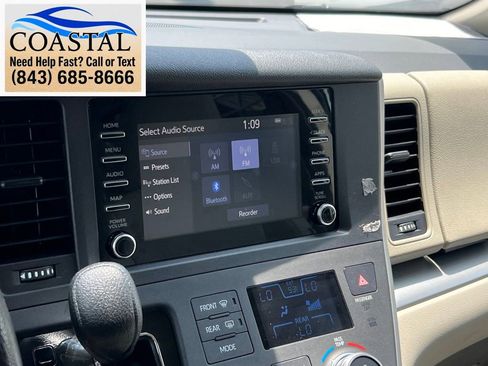 Used 2020 Toyota Sienna L FWD image 34