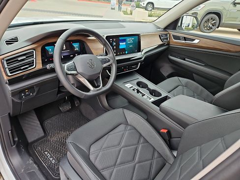 New 2025 Volkswagen Atlas SE image 11