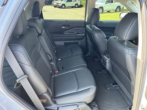 Certified 2025 Nissan Pathfinder SL FWD image 16