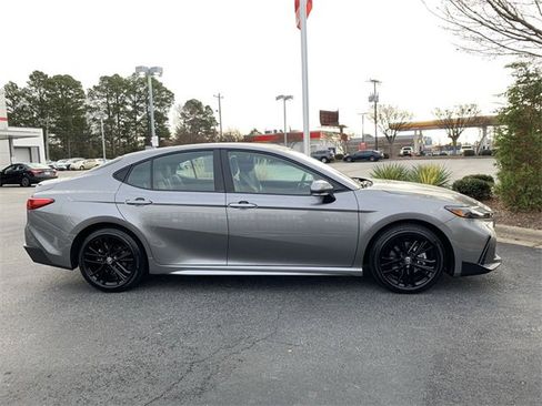 Used 2025 Toyota Camry SE image 9