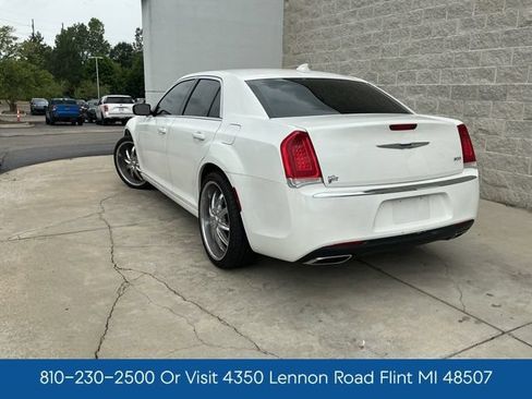 Used 2019 Chrysler 300 Touring w/ Quick Order Package 2EF RWD image 9