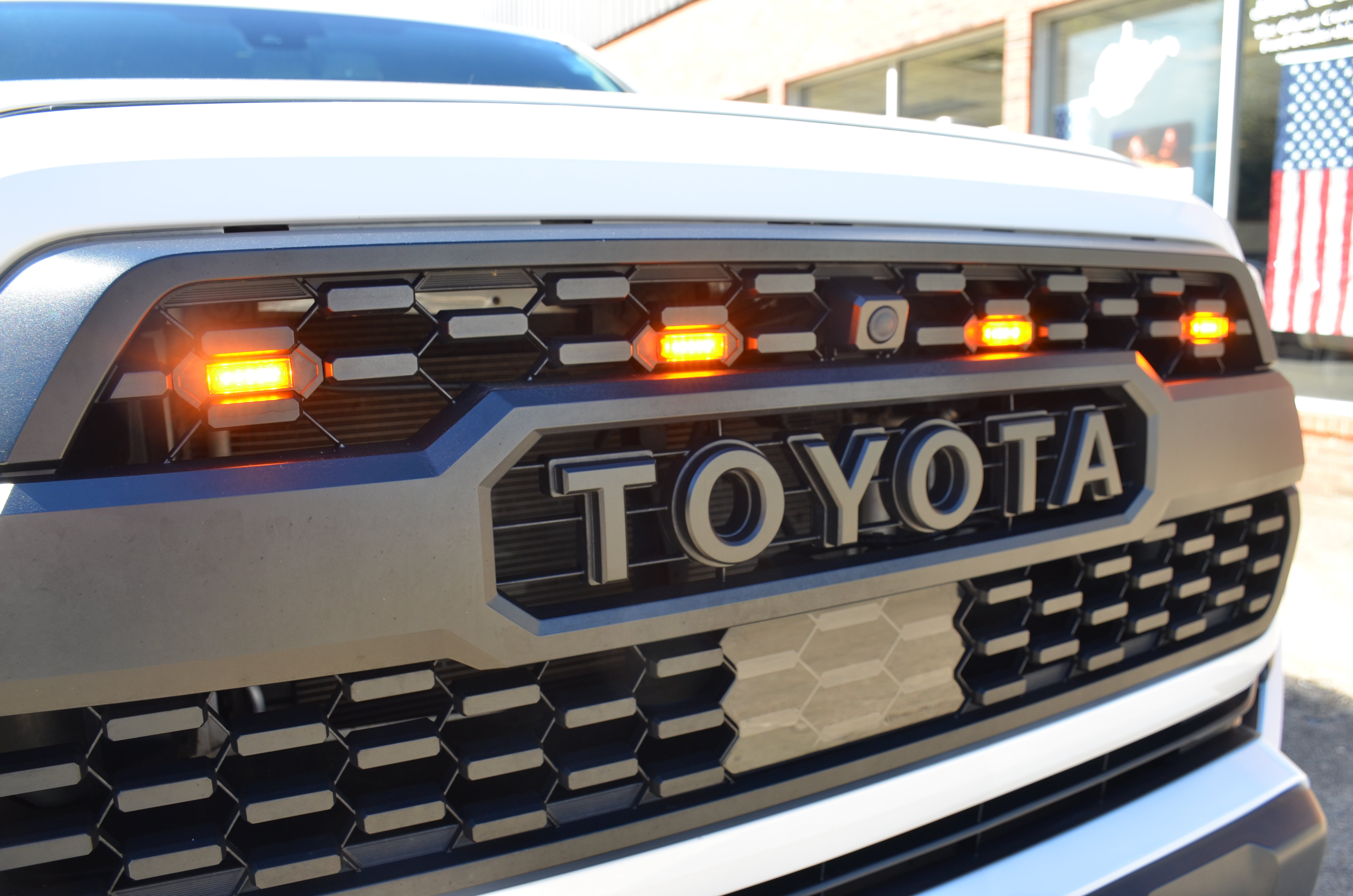 Used 2023 Toyota Tacoma TRD Off-Road w/ Technology Package AWD/4WD image 9
