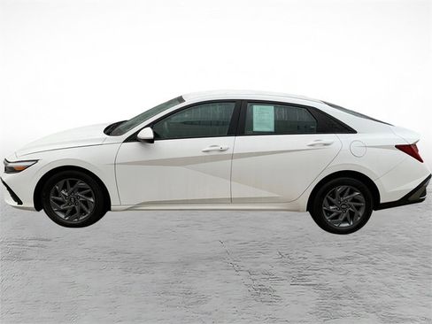 Used 2024 Hyundai Elantra Blue image 5