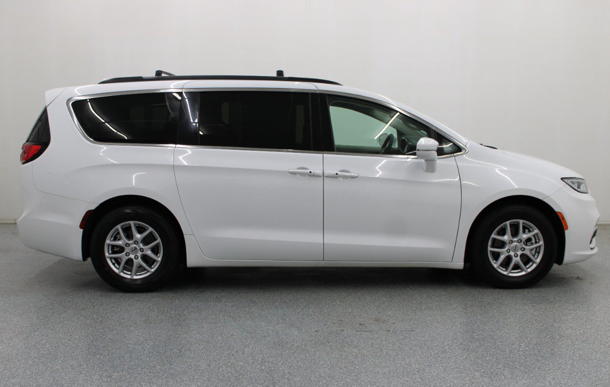 Used 2022 Chrysler Pacifica Touring-L FWD image 2
