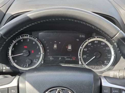 Used 2024 Toyota Highlander LE FWD image 16
