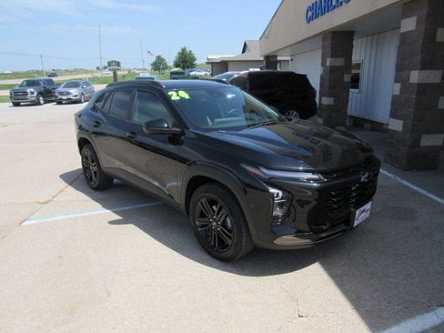 Used 2024 Chevrolet Trax ACTIV w/ Sunroof Package FWD image 3