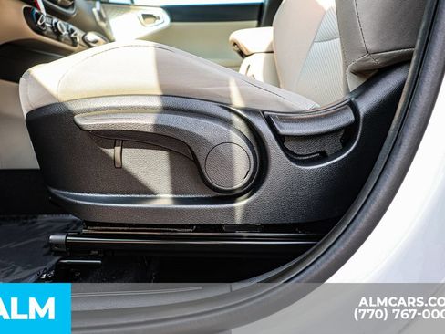 Used 2025 Kia Soul LX w/ LX Technology Package FWD image 24