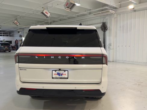 Used 2025 Lincoln Navigator L Reserve image 8