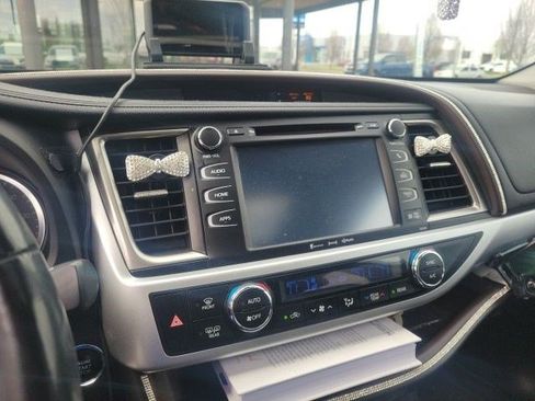 Used 2019 Toyota Highlander XLE image 14