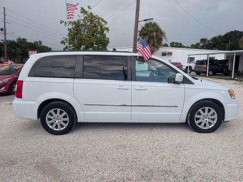 Used 2016 Chrysler Town & Country Touring FWD image 8