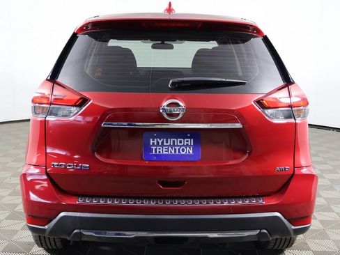 Used 2017 Nissan Rogue S image 9