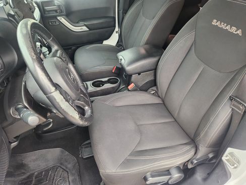 Used 2016 Jeep Wrangler Sahara w/ Connectivity Group AWD/4WD image 13