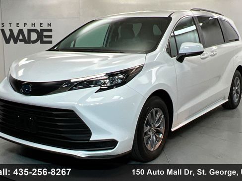Used 2024 Toyota Sienna LE FWD image 1