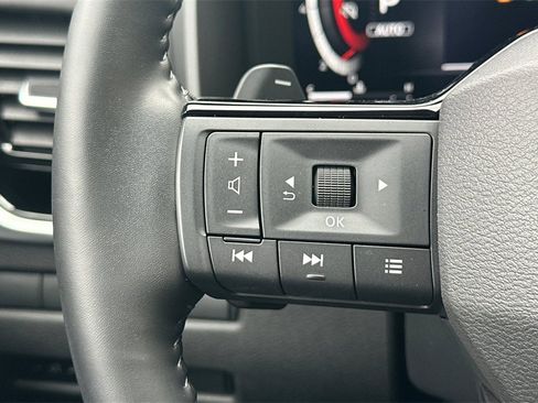 Used 2025 Nissan Rogue SL image 28