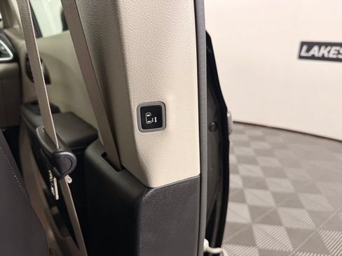Used 2023 Chrysler Pacifica Limited FWD image 14