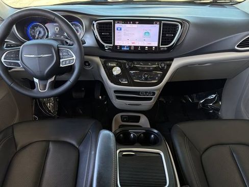 Used 2024 Chrysler Pacifica Touring-L FWD image 16