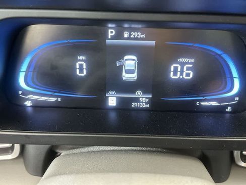 Used 2025 Hyundai Elantra SE FWD image 16