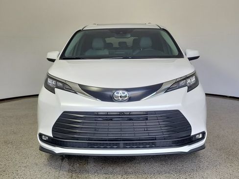 Used 2026 Toyota Sienna XLE FWD image 3