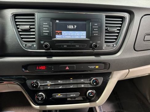 Used 2018 Kia Sedona L FWD image 16