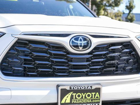 Used 2021 Toyota Highlander LE image 5